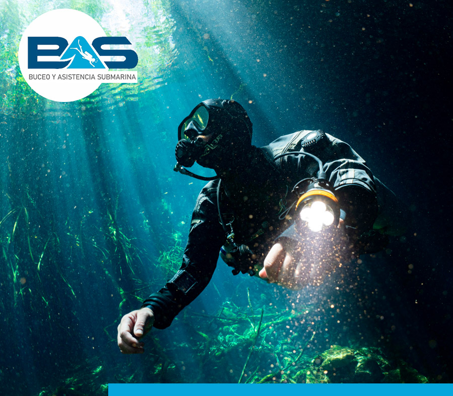 Commercial,Diver,Welding,And,Cutting,Underwater,Closeup