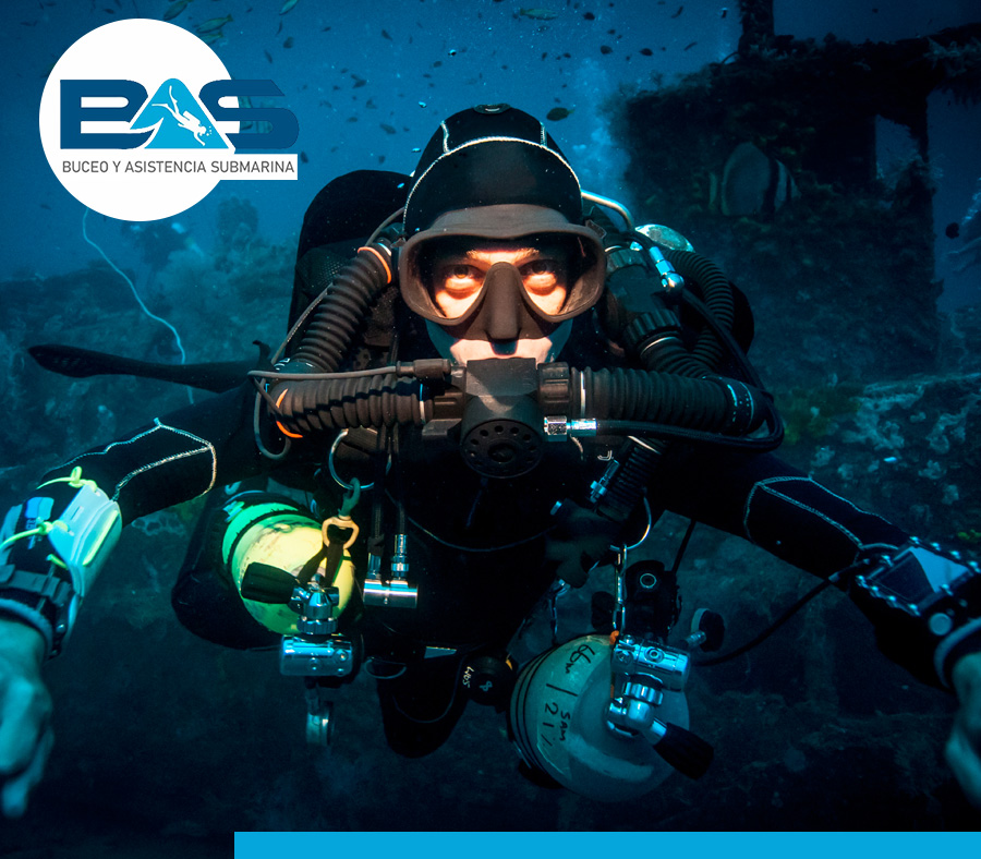 Commercial,Diver,Welding,And,Cutting,Underwater,Closeup