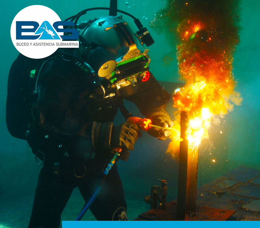 Commercial,Diver,Welding,And,Cutting,Underwater,Closeup